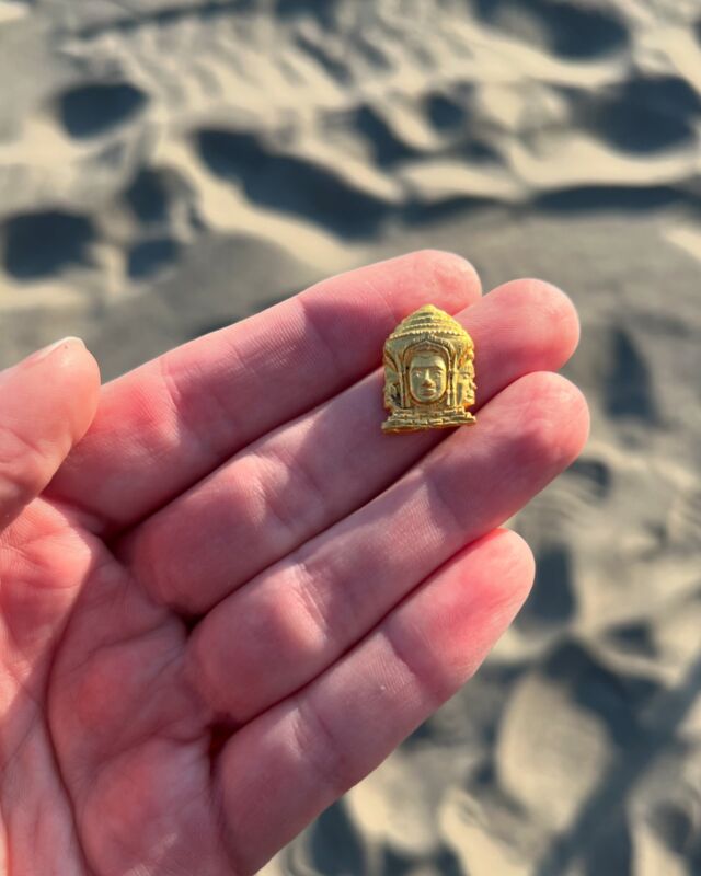 I’ve been breaking in my new beach scoop and it recently assisted me in the recovery of a gold pendant for a call from my RingFinders profile. This sentimental piece is now back with its owner!

So far the new scoop has been lucky – in addition to this recovery I’ve pulled up four rings with it. (Looking for owners before I post photos here.) Thinking of names for my new scoop 🤔 Suggestions?

#metaldetecting #metaldetectingfinds #theringfinders #beachdetecting #metaldetectorist #ctx3030 #girlswhodetect #metaldetector