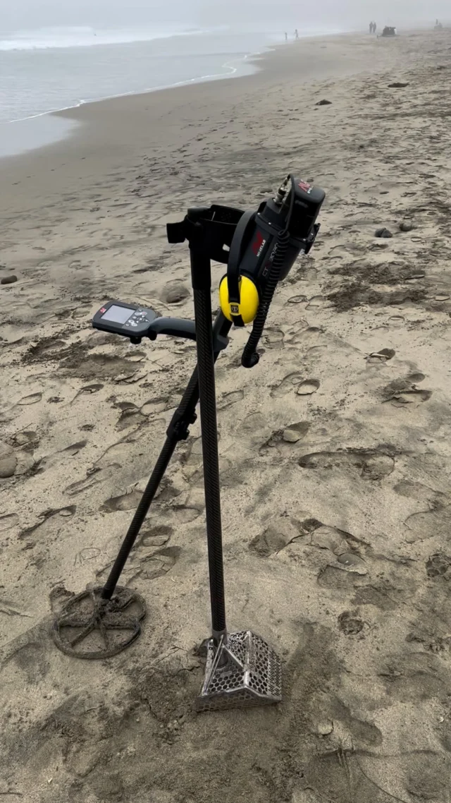 I love watching all the surfers when I’m out detecting 🏄🏽‍♀️

#metaldetecting #beachdetecting #metaldetectingusa #ctx3030 #girlswhodetect #metaldetector #metaldetectorist