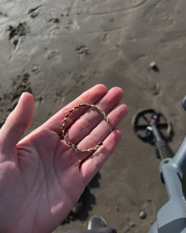 I’ve always wondered if it physically hurts to lose earrings. I don’t wear earrings myself but I sure find a lot of them on the beach. Maybe they are taken off, set on a towel, and forgotten. 

Hope you’re all ready to ring in the new year! 

#metaldetecting #metaldetectingfinds #metaldetectingusa #lostearring #minelab #minelabctx3030 #xtremescoops